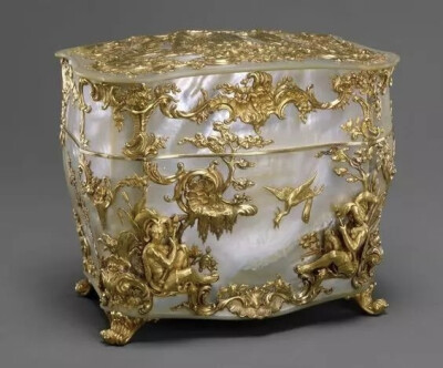 Nécessaire, German, 1745–50 Mother-of-pearl, gold Overall德国18世纪珍珠母贝 镶金的首饰盒