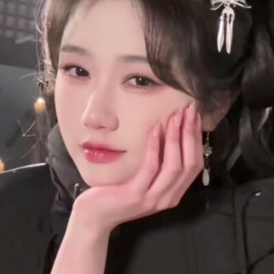 她一定比我成熟