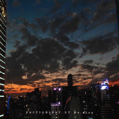 特别感谢我现在这份工作，不仅能让我在公司看到了日落还能看到日出……