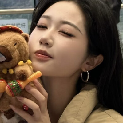 她一定比我成熟