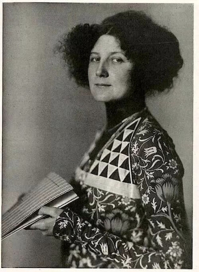 她是赫尔曼·弗洛格——一个烟斗制造商的第四个孩子，她有两个姐妹，波琳和赫伦，还有一个兄弟赫尔曼。她的第一份工作是作为一名裁缝，后来她成为一名高定服装设计师。1895年，她的姐姐Pauline开了一家制衣学校，Emil…