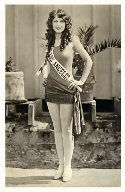 1924年9月6日，第四届美国小姐选美比赛在新泽西大西洋城百万美元码头举行，“费城小姐”鲁思·马尔科森（上图）击败83名佳丽，摘得该届美国小姐桂冠。这是该项比赛有史以来参赛选手最多的一届。在这届比赛后，比赛规…