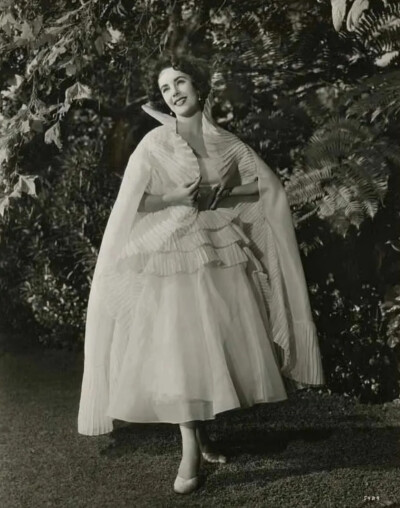 1954年，伊丽莎白·泰勒在电影《Father's Little Dividend》幕后剧照