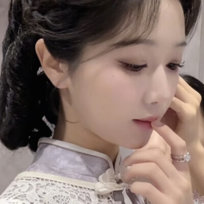 她一定比我成熟