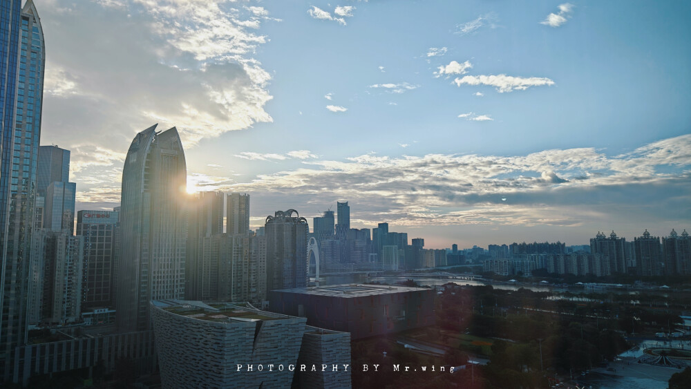 特别感谢我现在这份工作，不仅能让我在公司看到了日落还能看到日出……