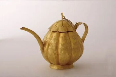 錾花凤鸟纹瓜棱形金执壶 （外侧錾刻契丹文）辽代上海观复博物馆 藏