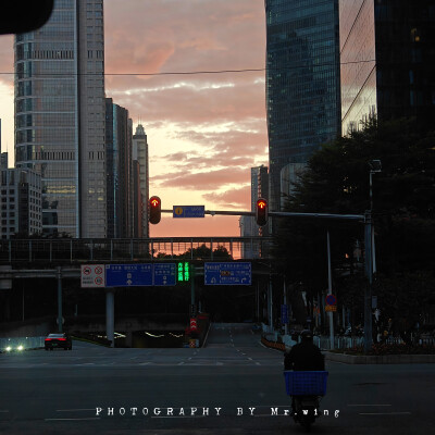 特别感谢我现在这份工作，不仅能让我在公司看到了日落还能看到日出……