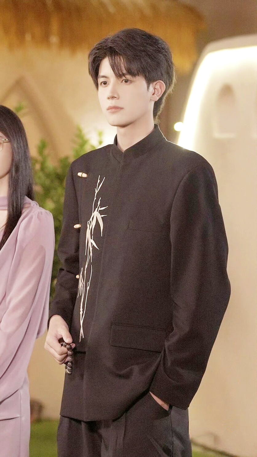 早逝白月光穿十一年后，成全家福星2 沈逸寒