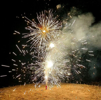 日常
你顺手挽住火焰，化作漫天大雪。