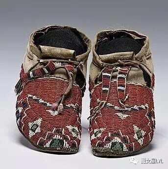 In the 1800s, moccasins usually were part of a Canadian regalia, e.g. a powwow suit of clothes. The most common style is that of the Plains Indians moccasin.在1800年代，莫卡辛鞋是加拿大人装束的一部分…