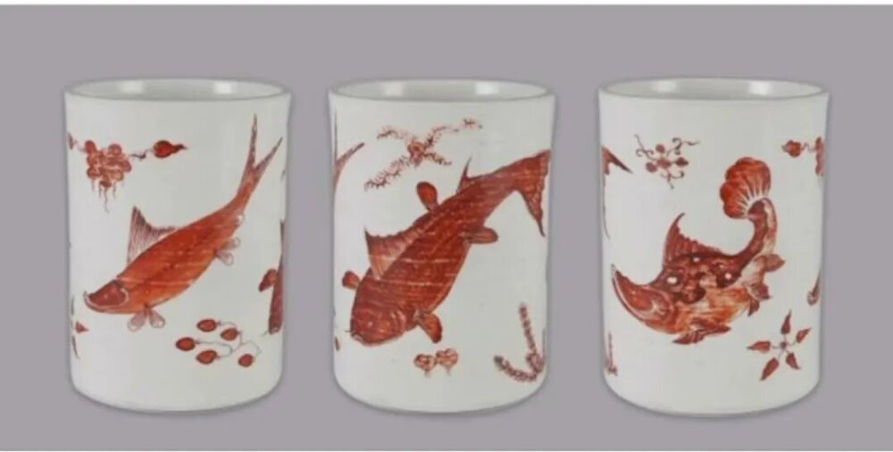 ▲清康熙 白釉矾红鱼藻纹笔筒 观复博物馆
