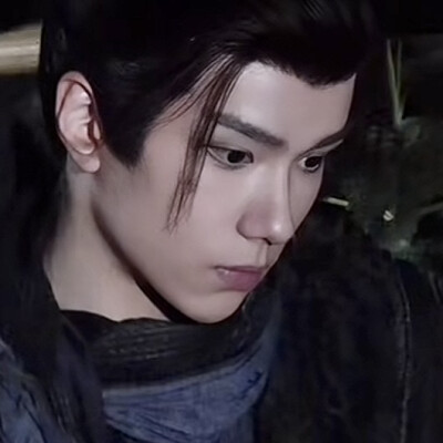 妆造一般奈何五官实在好看