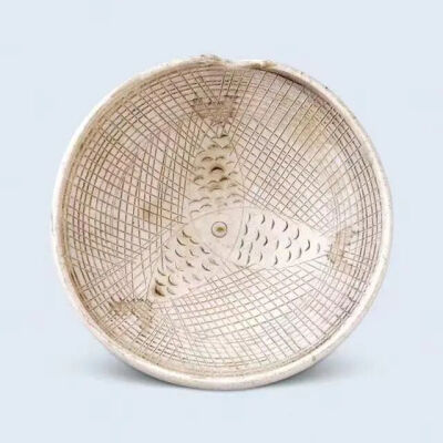 ▲唐 邢窑白瓷三鱼纹镭钵 六安市文物局藏