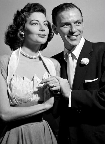 1951年11月 美国著名歌手，演员 弗兰克·辛纳特纳和女演员 艾娃·加德纳结婚