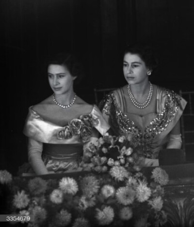 Her Majesty Queen Elizabeth II 和妹妹