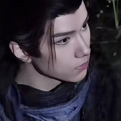 妆造一般奈何五官实在好看