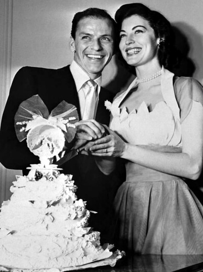 1951年11月 美国著名歌手，演员 弗兰克·辛纳特纳和女演员 艾娃·加德纳结婚