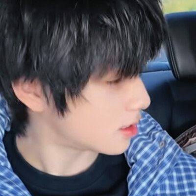 我不喜欢玩抽象这个叫法， 它把我幽默的天赋当做玩笑一般 ，我把这种对快乐天生的敏锐叫作上天赐给我的礼物， 抱歉 ，不给予情绪价值的事我做不到，朋友的眼泪作为下酒菜对我来说，太辛辣了。