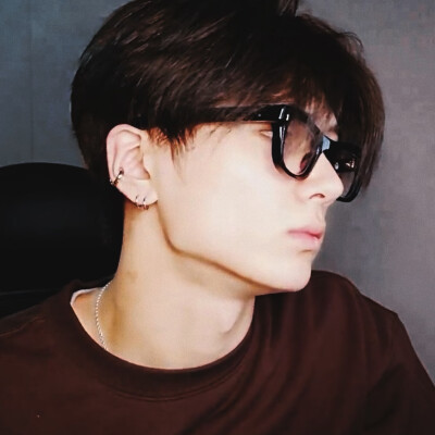 下颚线开了个核桃