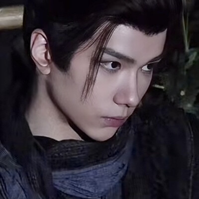 妆造一般奈何五官实在好看