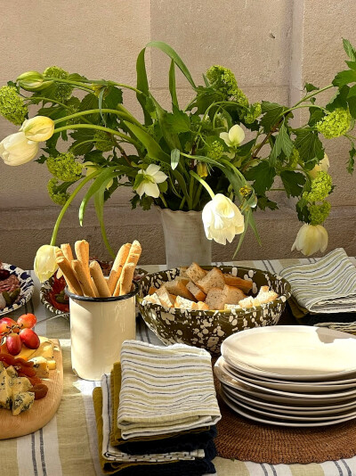 日常
我们为体验这些可怜的、美妙的、灿烂的感觉而活。