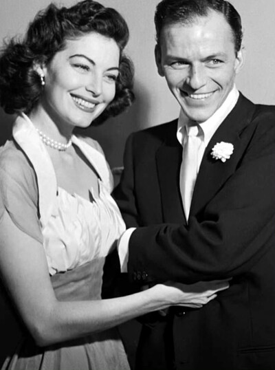 1951年11月 美国著名歌手，演员 弗兰克·辛纳特纳和女演员 艾娃·加德纳结婚