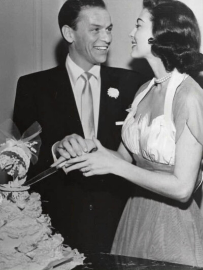 1951年11月 美国著名歌手，演员 弗兰克·辛纳特纳和女演员 艾娃·加德纳结婚