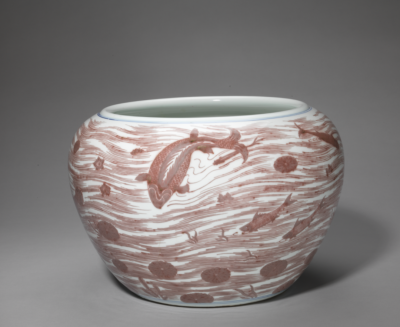 ▲清康熙 釉里红海水鱼纹鱼缸 故宫博物院藏