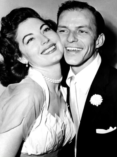 1951年11月 美国著名歌手，演员 弗兰克·辛纳特纳和女演员 艾娃·加德纳结婚