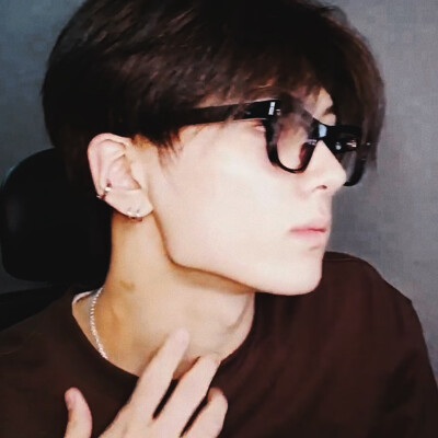 下颚线开了个核桃