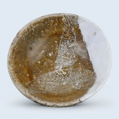 ▲唐 寿州窑黄釉刻三鱼纹碗  安徽博物馆藏