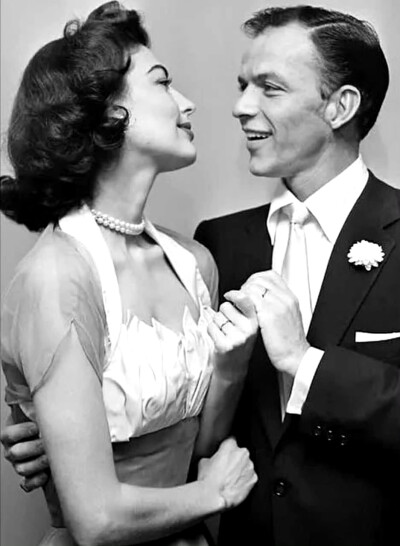 1951年11月 美国著名歌手，演员 弗兰克·辛纳特纳和女演员 艾娃·加德纳结婚