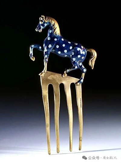 艾尔莎·夏帕瑞丽 (Elsa Schiaparelli) 设计的马插梳，约 1936-1939 年（由 Jean Schlumberger 制作）。