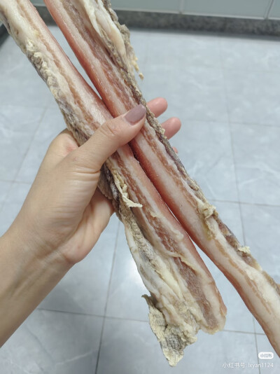 没比例，我也是第一次做。我买了4条五花肉，没洗，用厨房纸擦干以后，涂抹白酒。然后直接倒了半包盐。放冰箱腌了两天就挂起来晒了！不过我今天又做了6条，是加了点花椒跟盐炒香腌制的。到时候看看哪种更好吃！第一种…