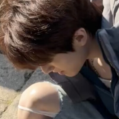 膝盖上的布料像绷带