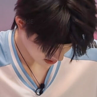 为什么坐在你面前就像站在湖边 细细的雾水就扯地连天