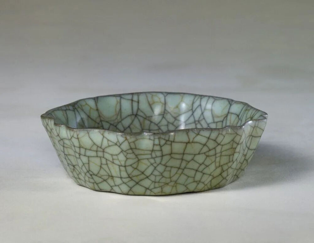 ▲ 宋 哥窑青釉葵花式洗 
故宫博物院藏
