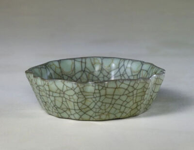 ▲ 宋 哥窑青釉葵花式洗 
故宫博物院藏
