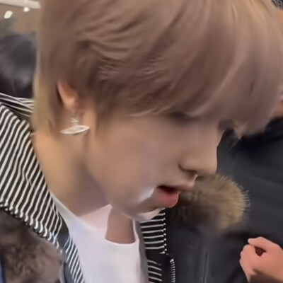 他带着土星的耳钉