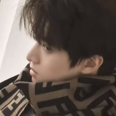 膝盖上的布料像绷带