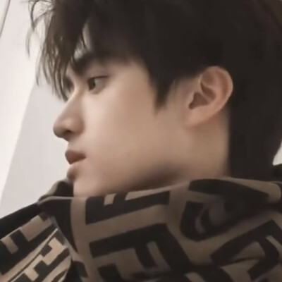 膝盖上的布料像绷带