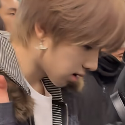 他带着土星的耳钉