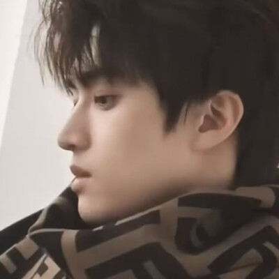 膝盖上的布料像绷带