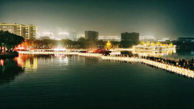 灯火渐阑珊：
惠丰灯火渐阑珊，
夜色温柔浮龙盘。
浮龙堤岸长春岛，
湖心独琢粉莲花。
星河一道水中央，
点点星辉伴人游。