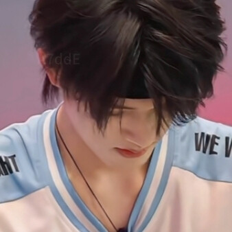 为什么坐在你面前就像站在湖边 细细的雾水就扯地连天