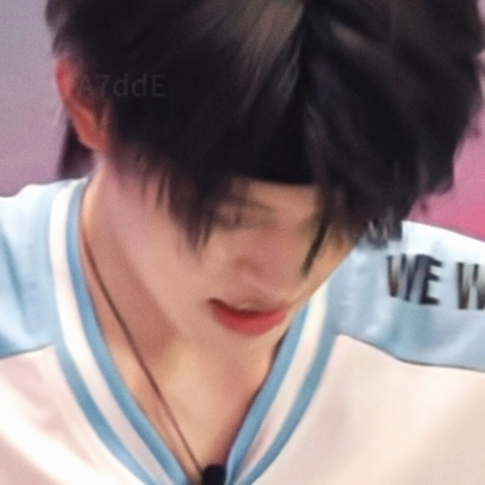 为什么坐在你面前就像站在湖边 细细的雾水就扯地连天