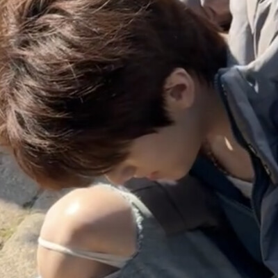 膝盖上的布料像绷带