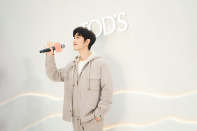 时光定格@肖战 ，是默契同频，也是风格共鸣。@TODS #TODS澳门开幕盛典# ​​​