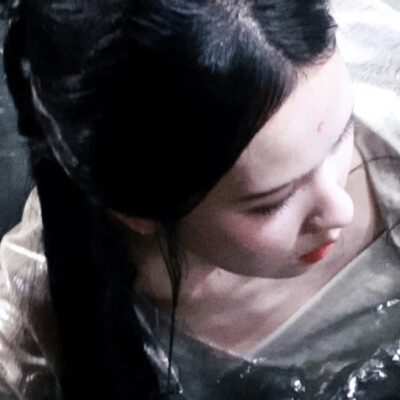 一度春来上眉痕