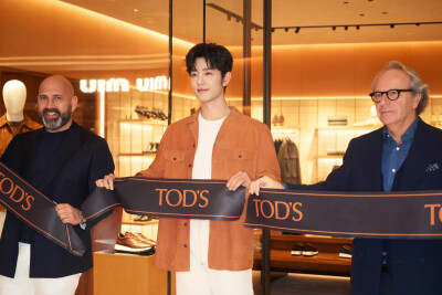 时光定格@肖战 ，是默契同频，也是风格共鸣。@TODS #TODS澳门开幕盛典# ​​​